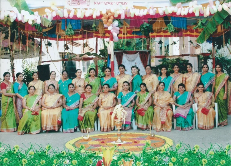 Victoria Texier com um grupo de mulheres em Vasai, na Índia