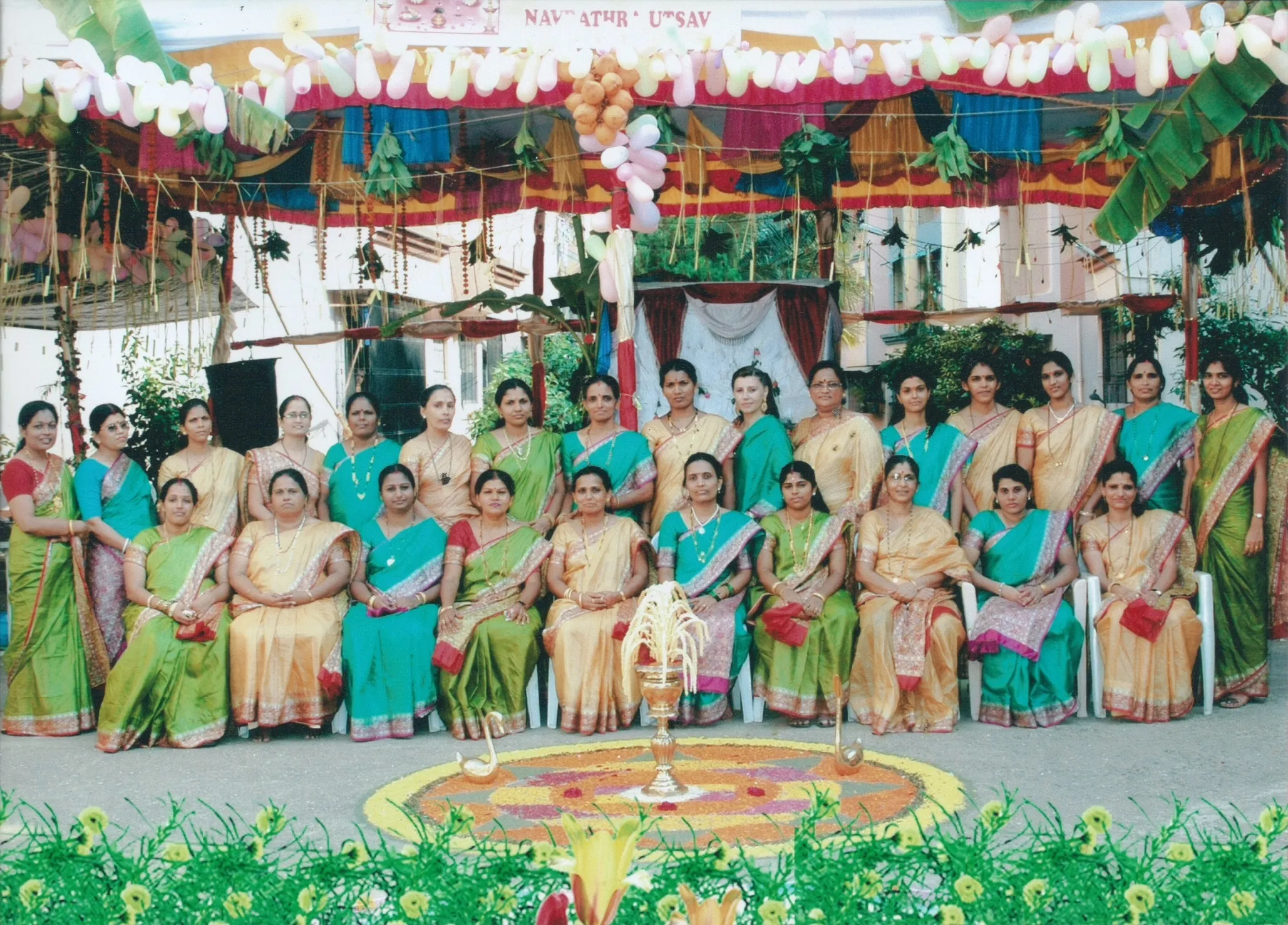 Victoria Texier com um grupo de mulheres em Vasai, na Índia