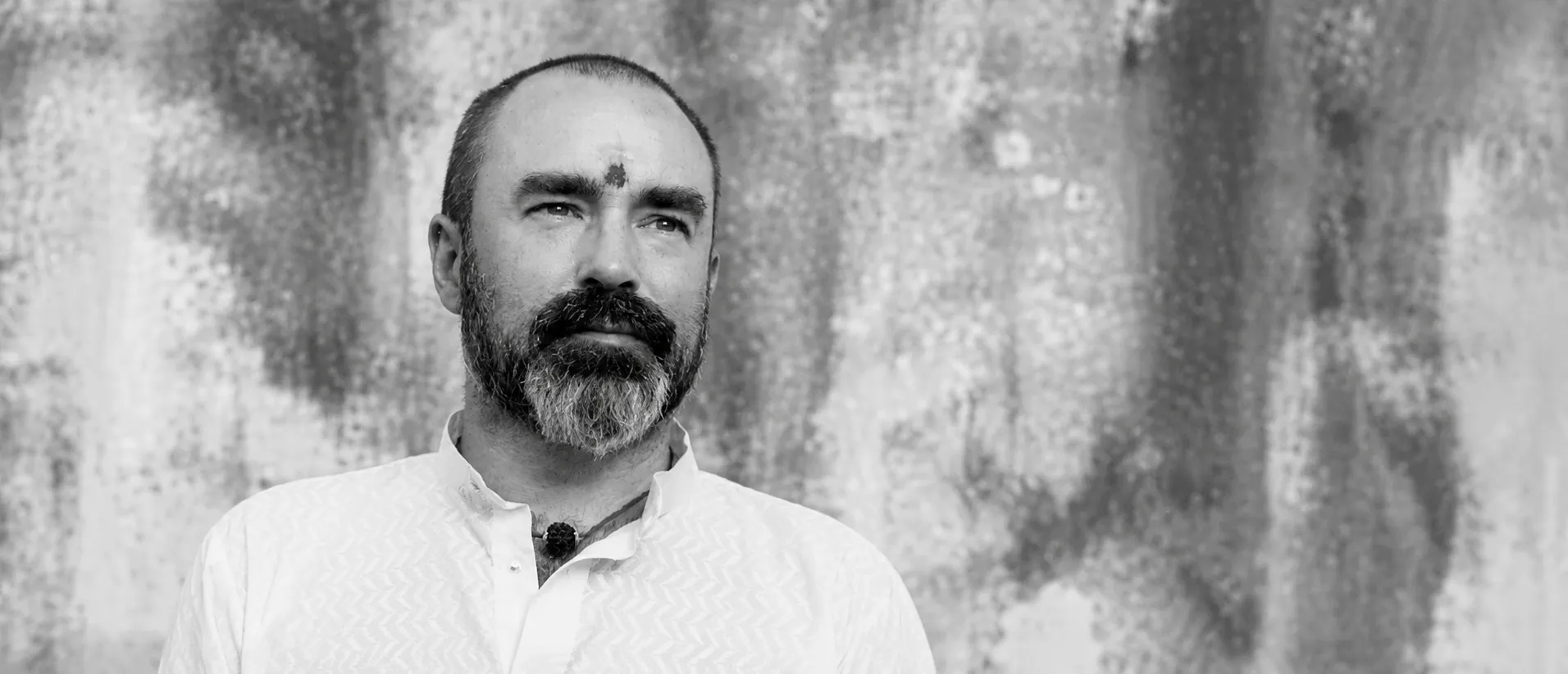 Retrato a preto e branco de Christopher Wallis, também conhecido como Hareesh